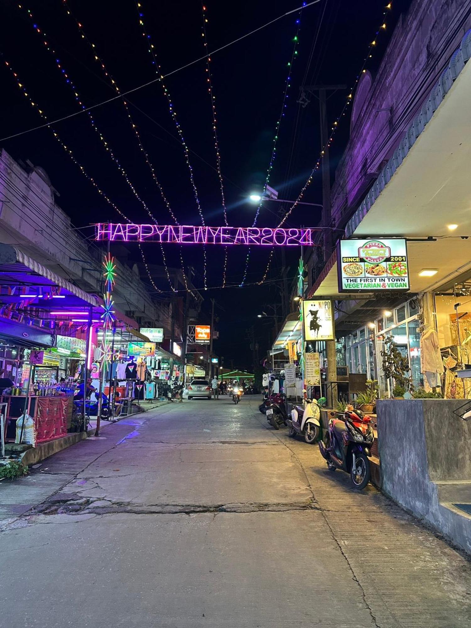 Haadrin Fellini Hostel & Pizzeria หาดริ้น ภายนอก รูปภาพ